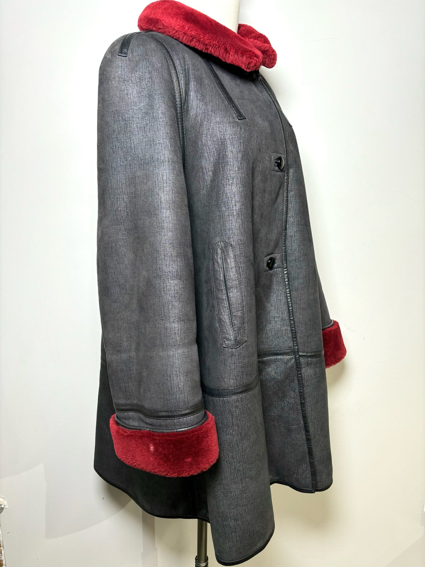 Women Size M NOL Black Solid Coat Burgundy Shearling